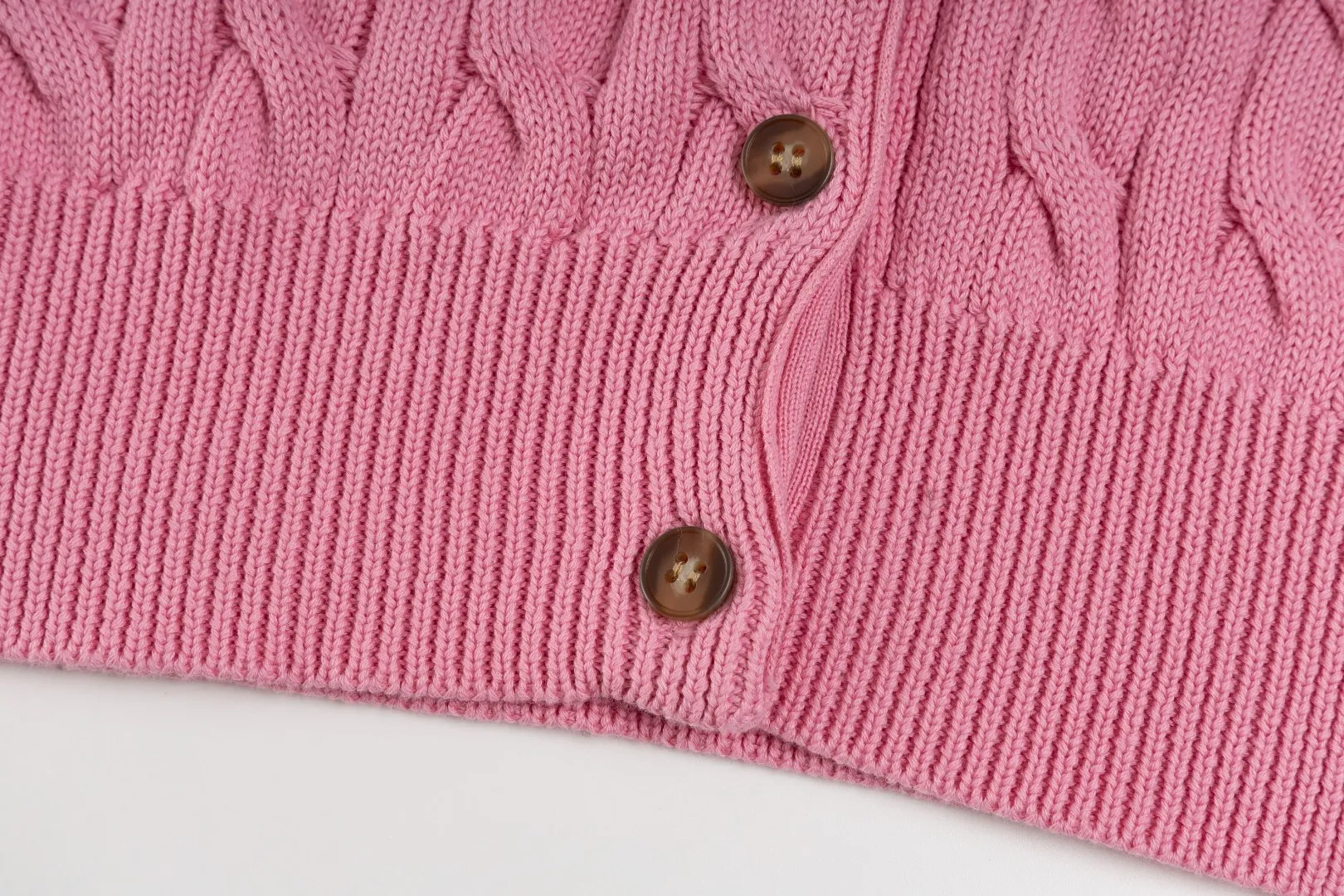 P230 #R93 RALPH LAUREN Ralph Lauren twelve colors classic small label embroidery logo seven-button knitted cable cardigan sweater women's top, high-density LOGO embroidery on the chest, original customization of tag accessories. Made of pure cotton yarn, pure cotton is skin-friendly and comfortable, small label war horse embroidered twist button cardigan sweater 🐎 high quality, follow the blogger to learn how to wear it! Let’s buy a Ralph Lauren cable sweater. It’s a super hard-to-find series after it became popular. It’s hard to find one on the official website. It’s simple and practical to wear, with a lazy and loose feel. The thickened fabric has more texture, feels soft and delicate, and has a loose fit. Whether worn alone or layered, you can wear different styles of fashion with just one piece!   Size: